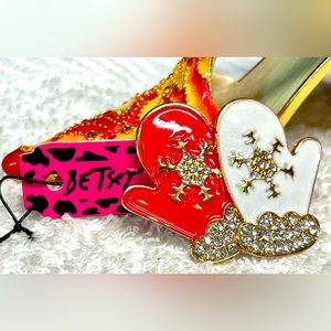 🧤Cute Betsey mittens/gloves Christmas pin